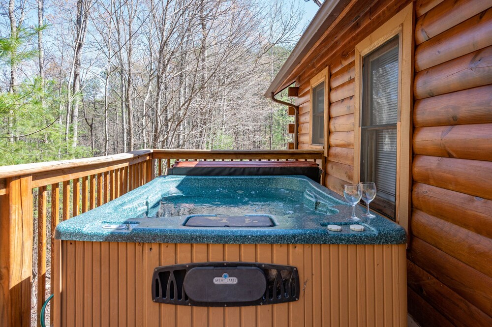 Close ‘n Secluded❤️Mountain Views*POOL is OPEN!*Hot Tub*Cabin😊A+++