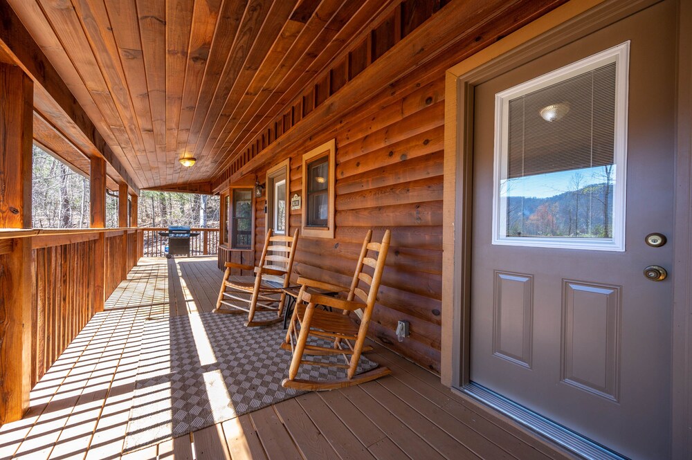 Close ‘n Secluded❤️Mountain Views*POOL is OPEN!*Hot Tub*Cabin😊A+++