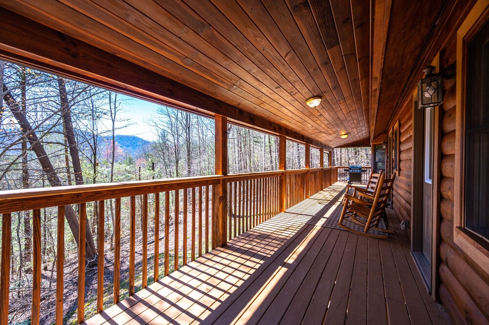 Close ‘n Secluded❤️Mountain Views*POOL is OPEN!*Hot Tub*Cabin😊A+++