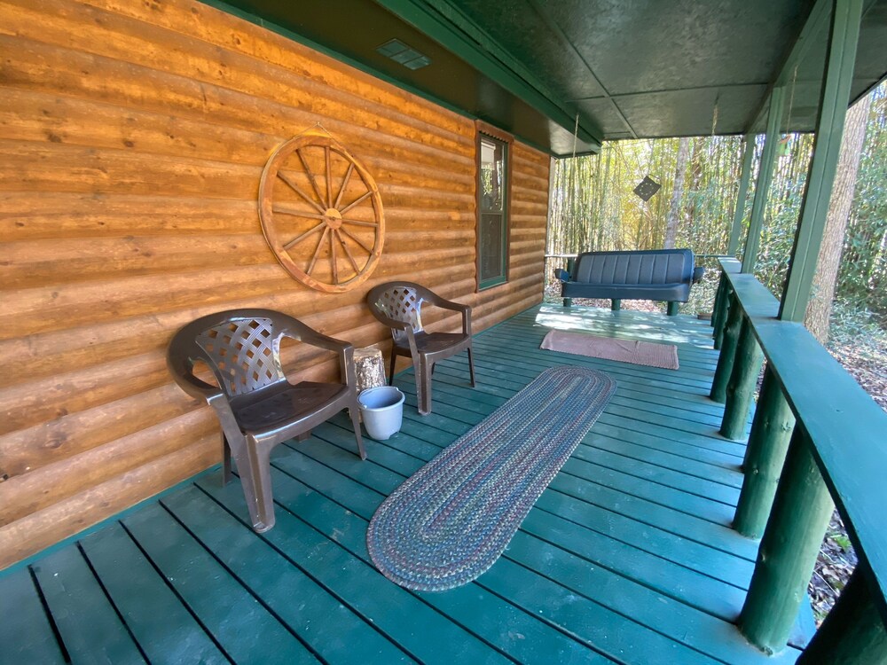 Caney Creek Cabin 2 bedroom, 1 bath and Walking Distance To The Lake