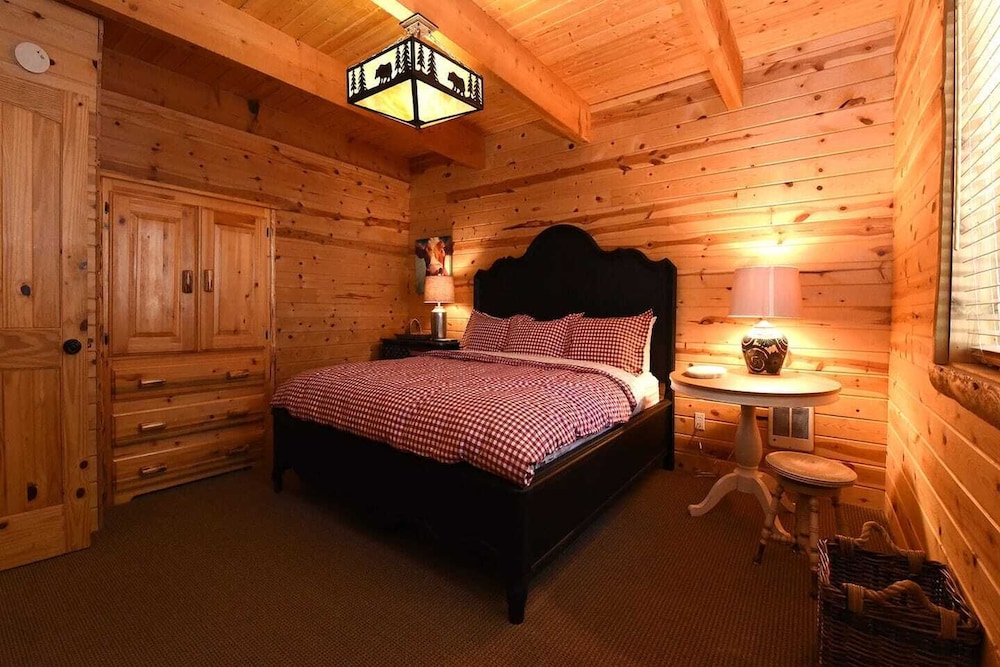 Reunion Lodge Sleeps 20 Near Yellowstone Hot Tub Fremont County