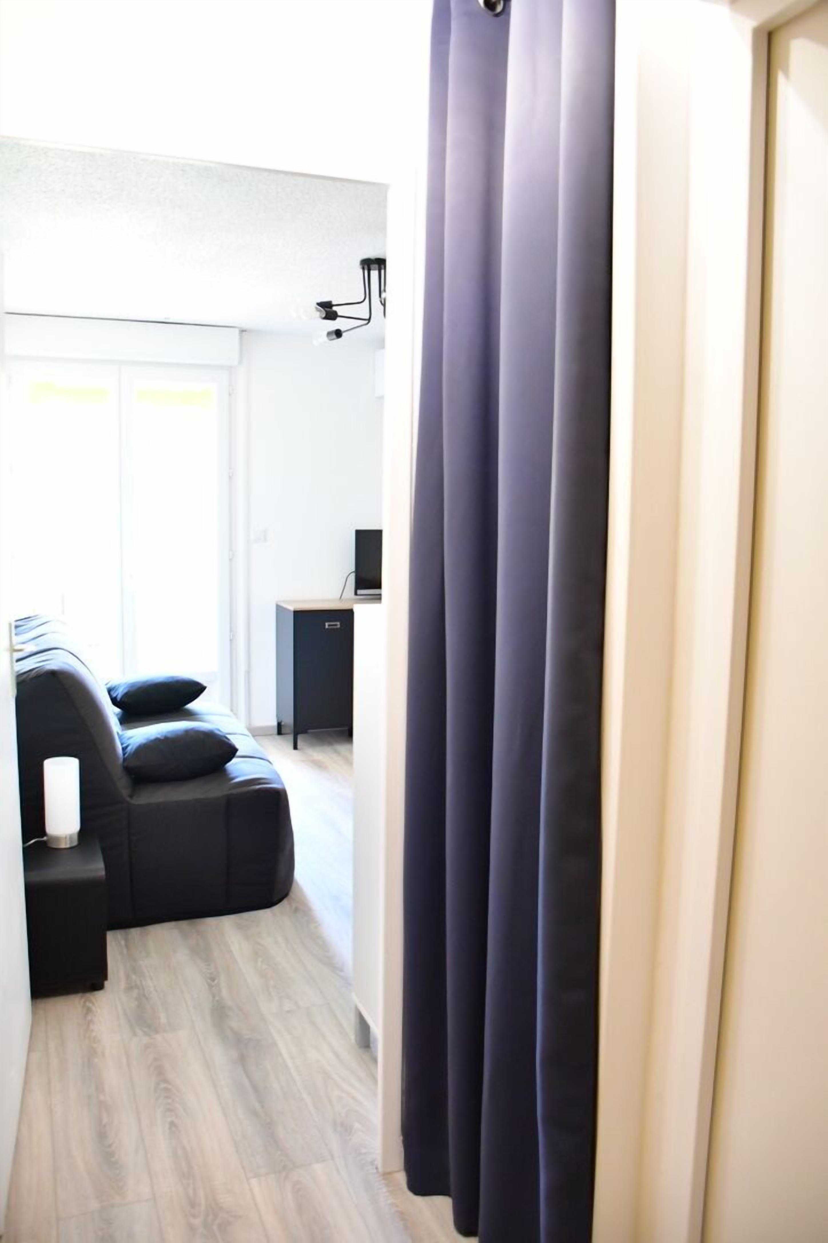 Studio Avec Balcon 300 m de la Plage Parking Wifi in Bormes-les-Mimosas, France