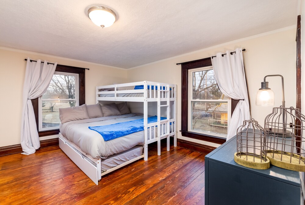 Comfortably Composed Lansing Vrbo