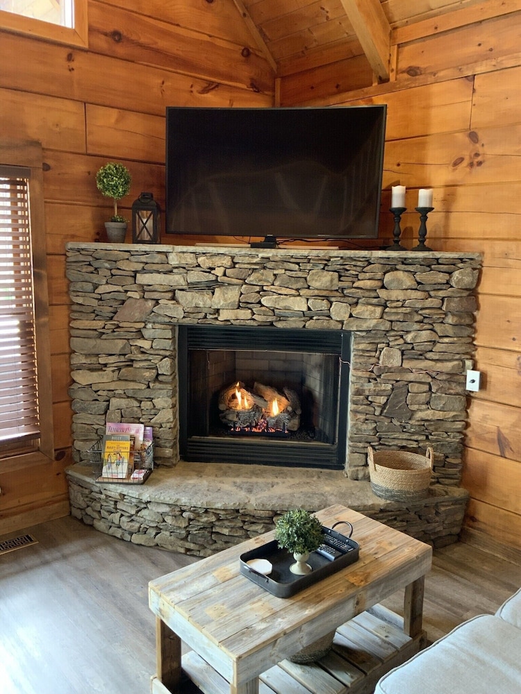 NEW SUMMER 2021 "Riverside" Cabin Overlooking the "Little River" in Townsend,TN 