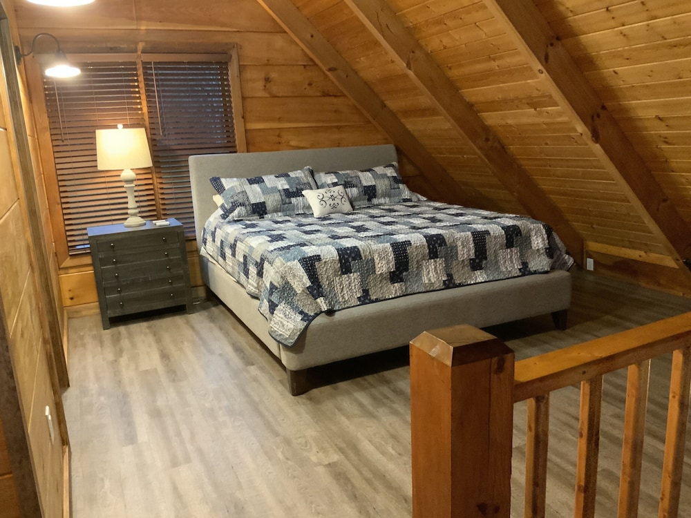 NEW SUMMER 2021 "Riverside" Cabin Overlooking the "Little River" in Townsend,TN 