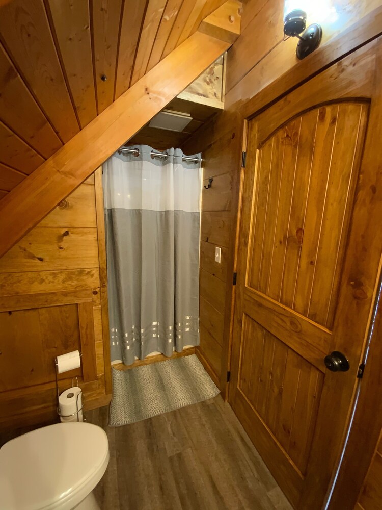 NEW SUMMER 2021 "Riverside" Cabin Overlooking the "Little River" in Townsend,TN 