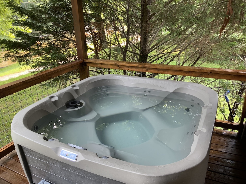 NEW SUMMER 2021 "Riverside" Cabin Overlooking the "Little River" in Townsend,TN 