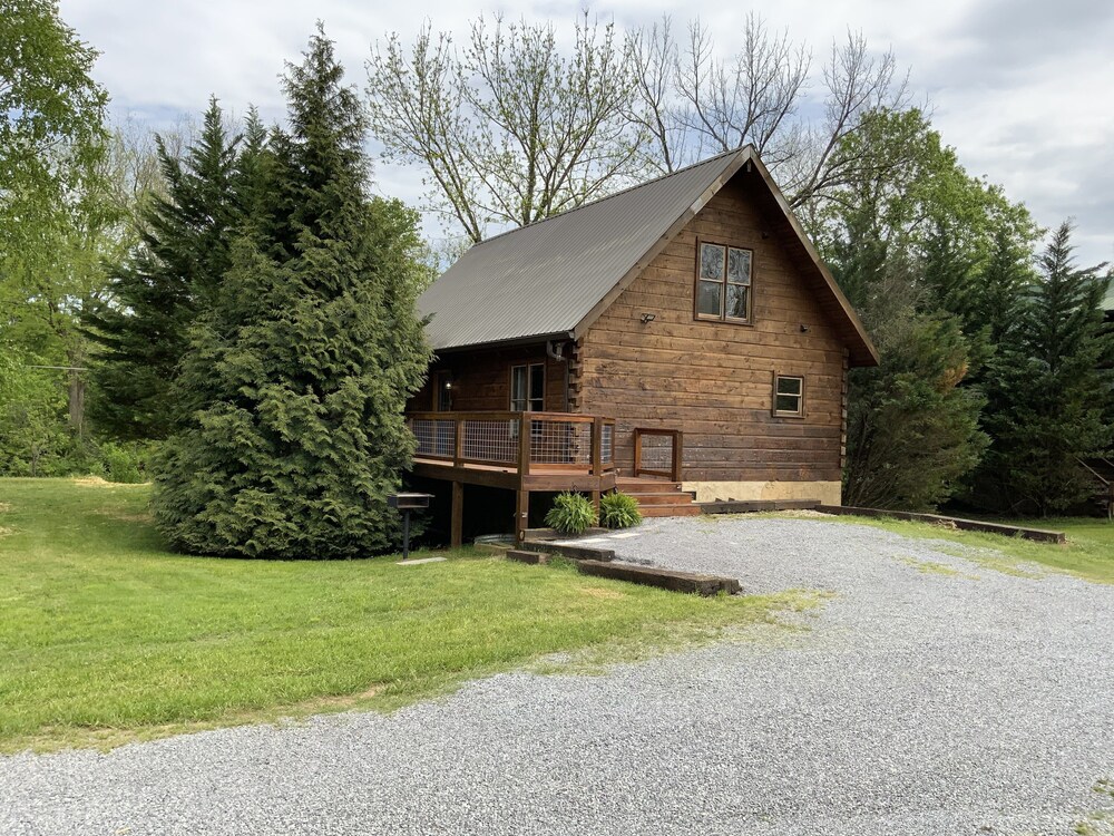 NEW SUMMER 2021 "Riverside" Cabin Overlooking the "Little River" in Townsend,TN 