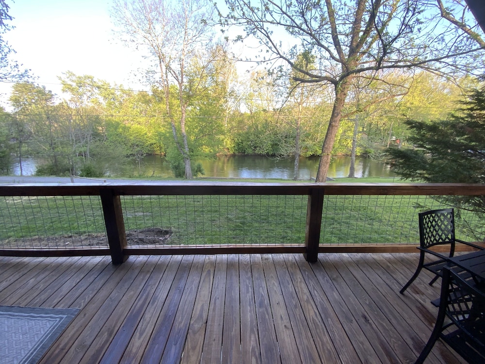 NEW SUMMER 2021 "Riverside" Cabin Overlooking the "Little River" in Townsend,TN 