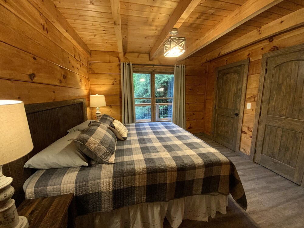 NEW SUMMER 2021 "Riverside" Cabin Overlooking the "Little River" in Townsend,TN 