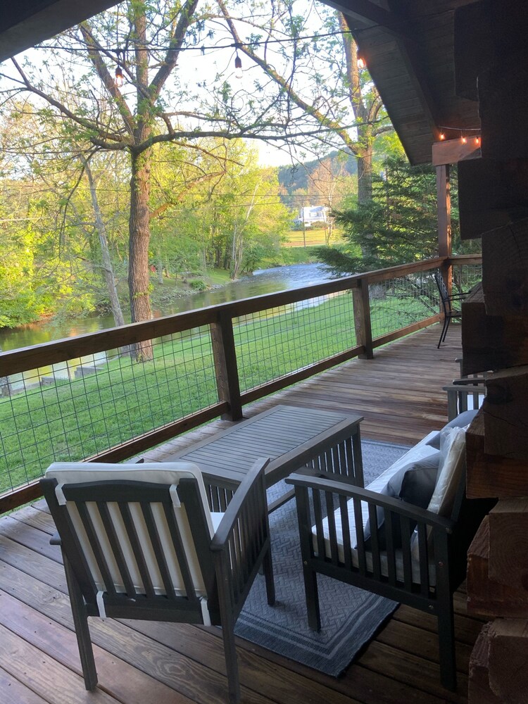 NEW SUMMER 2021 "Riverside" Cabin Overlooking the "Little River" in Townsend,TN 