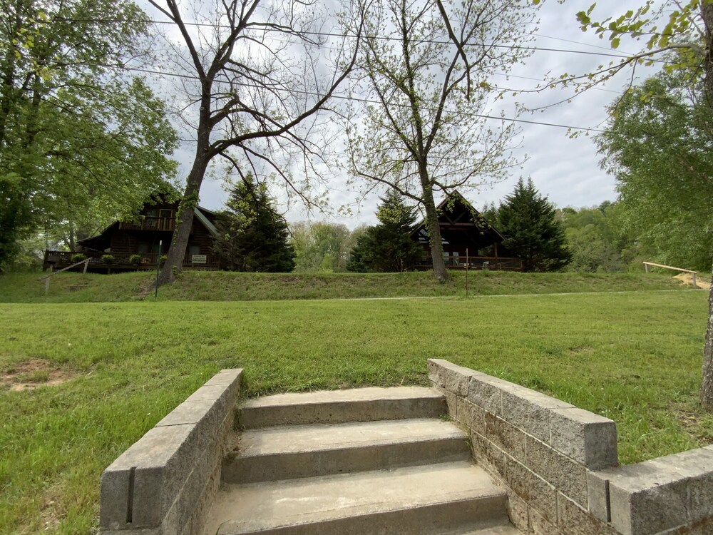 NEW SUMMER 2021 "Riverside" Cabin Overlooking the "Little River" in Townsend,TN 