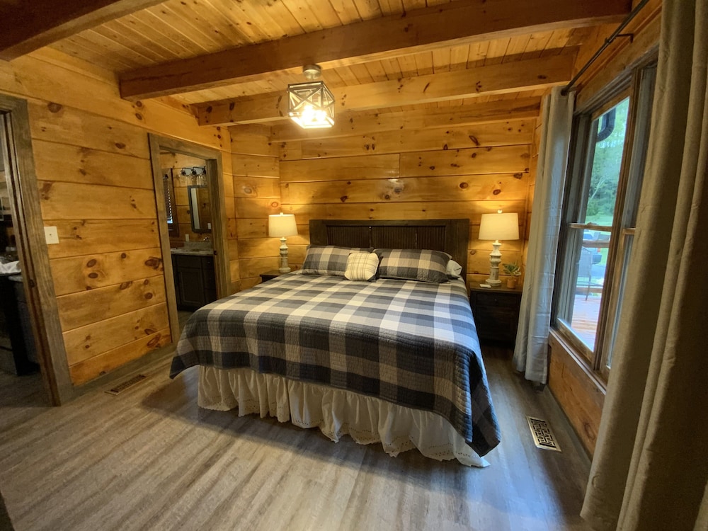 NEW SUMMER 2021 "Riverside" Cabin Overlooking the "Little River" in Townsend,TN 