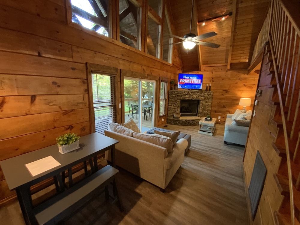 NEW SUMMER 2021 "Riverside" Cabin Overlooking the "Little River" in Townsend,TN 