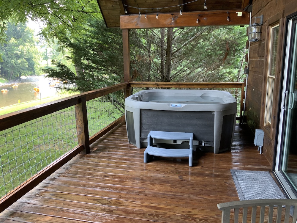 NEW SUMMER 2021 "Riverside" Cabin Overlooking the "Little River" in Townsend,TN 