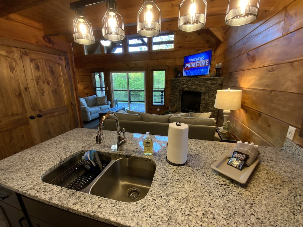 NEW SUMMER 2021 "Riverside" Cabin Overlooking the "Little River" in Townsend,TN 