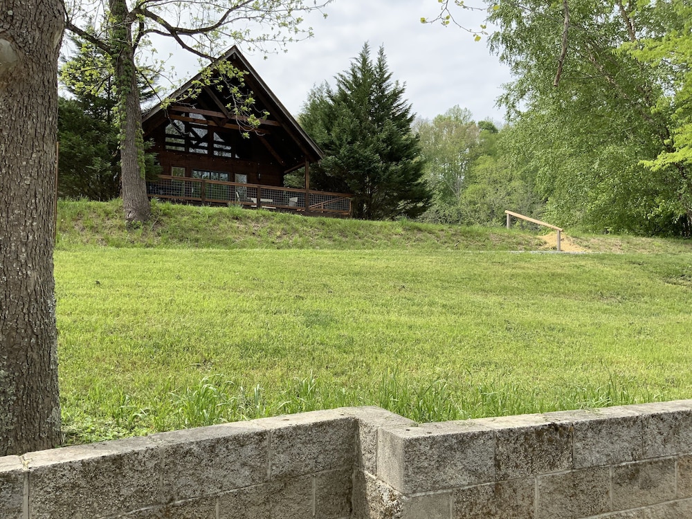 NEW SUMMER 2021 "Riverside" Cabin Overlooking the "Little River" in Townsend,TN 