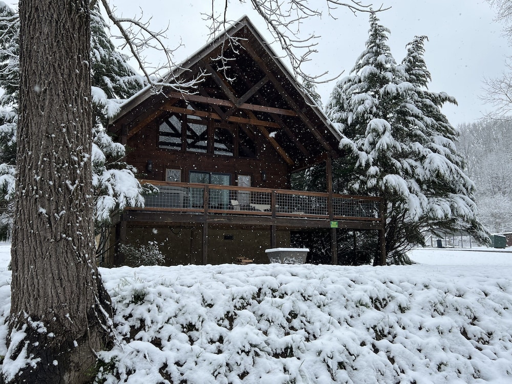 NEW SUMMER 2021 "Riverside" Cabin Overlooking the "Little River" in Townsend,TN 