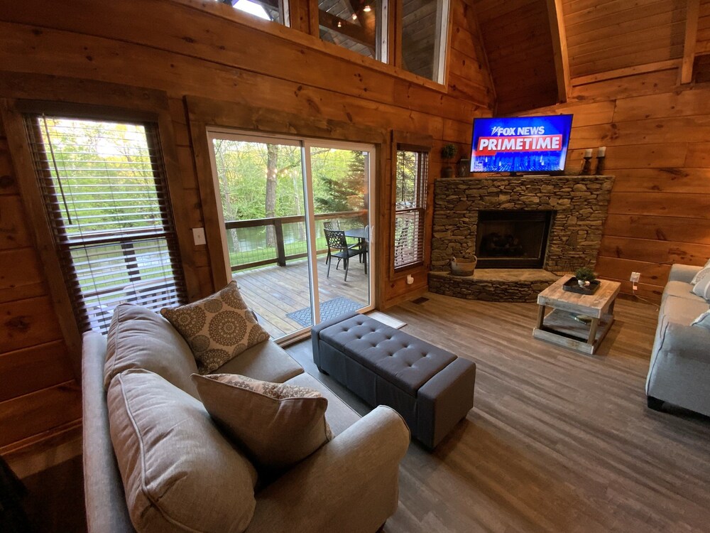 NEW SUMMER 2021 "Riverside" Cabin Overlooking the "Little River" in Townsend,TN 