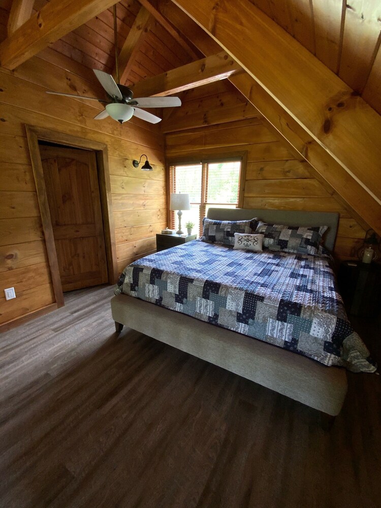 NEW SUMMER 2021 "Riverside" Cabin Overlooking the "Little River" in Townsend,TN 