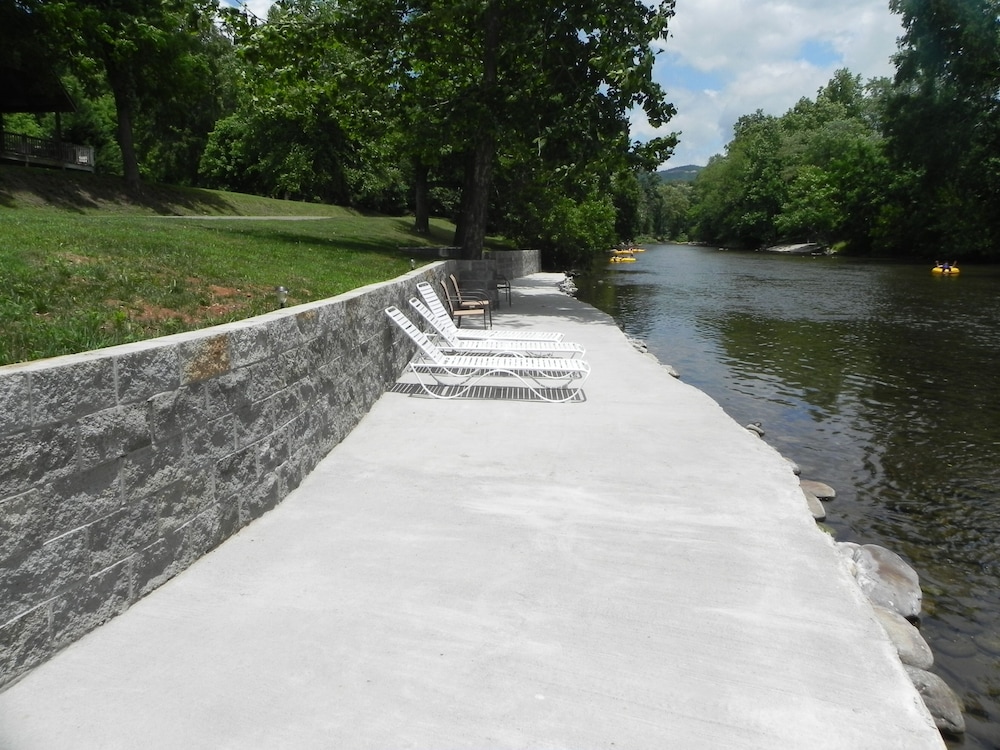 NEW SUMMER 2021 "Riverside" Cabin Overlooking the "Little River" in Townsend,TN 