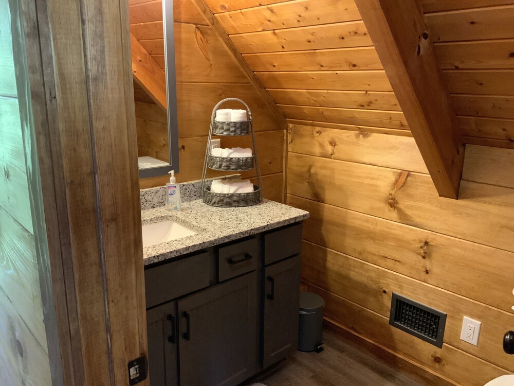 NEW SUMMER 2021 "Riverside" Cabin Overlooking the "Little River" in Townsend,TN 