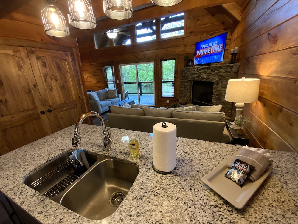 NEW SUMMER 2021 "Riverside" Cabin Overlooking the "Little River" in Townsend,TN 