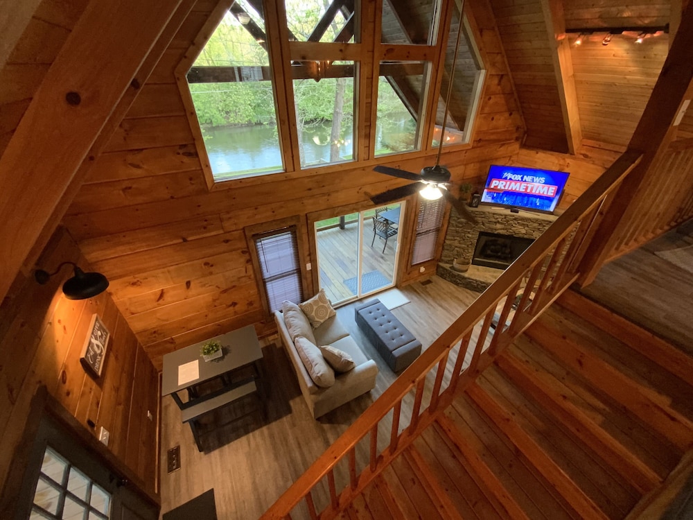 NEW SUMMER 2021 "Riverside" Cabin Overlooking the "Little River" in Townsend,TN 