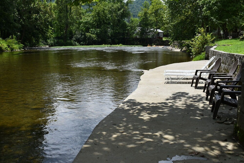 NEW SUMMER 2021 "Riverside" Cabin Overlooking the "Little River" in Townsend,TN 