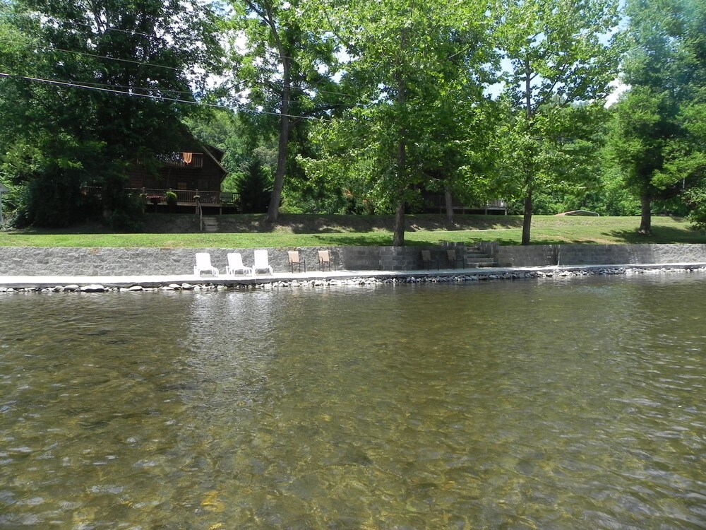 NEW SUMMER 2021 "Riverside" Cabin Overlooking the "Little River" in Townsend,TN 