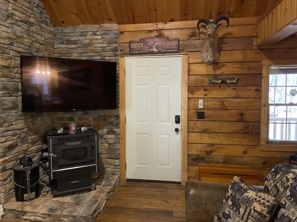 Private creek cabin with hot tub nestled in the foothills of Cheat