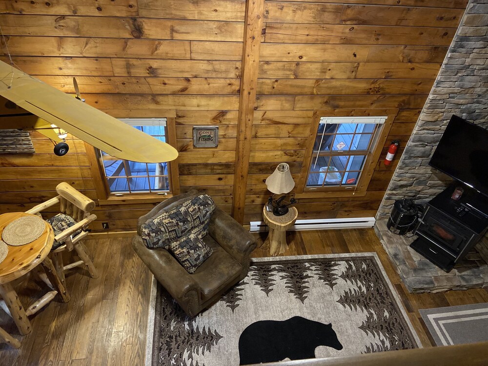 Private creek cabin with hot tub nestled in the foothills of Cheat