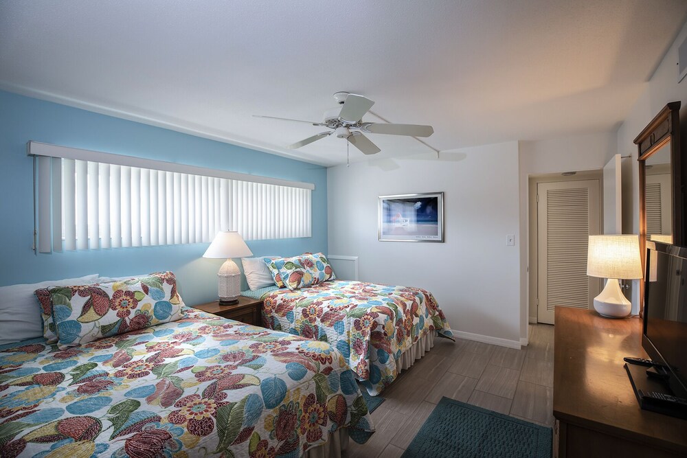 PARADISE FOR TWO! CONDO ON THE BEACH CLOSE TO ST ARMAND'S CIRCLE