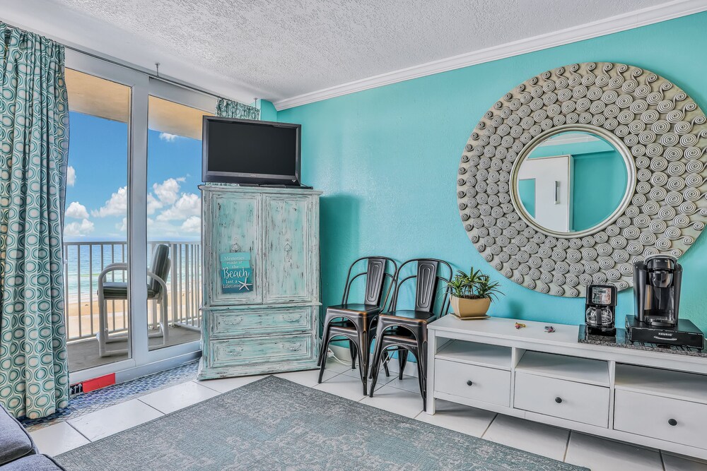 Room, Sixth Floor Oceanfront Condo with Shared Heated Pool & Hot Tub, and Ocean View!