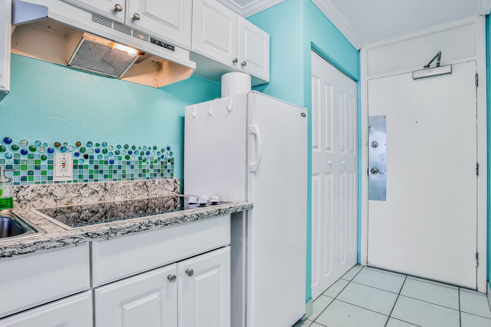 Private kitchen, Sixth Floor Oceanfront Condo with Shared Heated Pool & Hot Tub, and Ocean View!