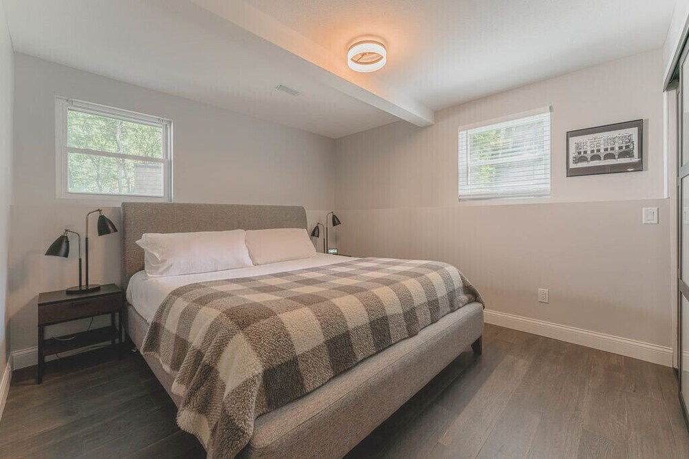 Weekends, Weddings, Events at Hatch Street Manor! Cass County Vrbo