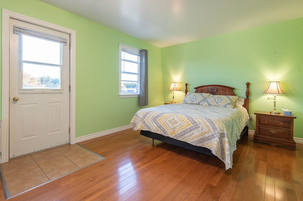 Spacious Cottage with Backyard Built for Hosting Canoe Cove Vrbo