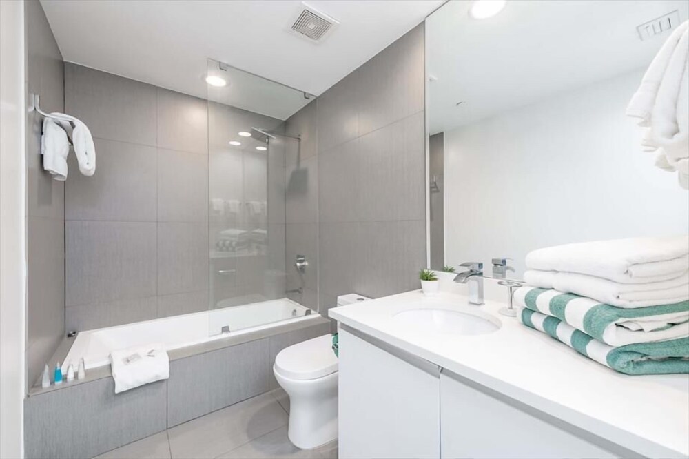 New! Luxury Beachside Condo-Hotel | Balcony w/ Direct Ocean Front Views | Wi-Fi | Hot Tub & Pools