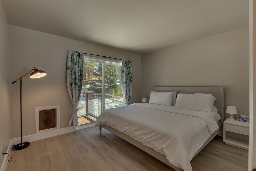 Moon Dune By Tahoe Getaways Remodeled 3 BR Cabin + Loft, Walk to