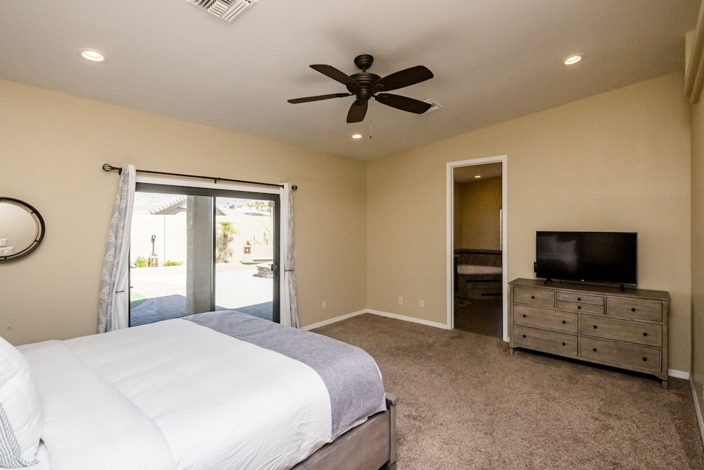 Pool, Lake Views, Boat Parking, Fire Pit & Outdoor Kitchen! Lake