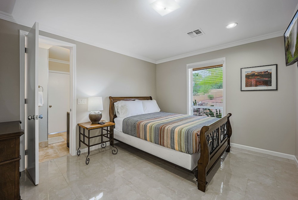 Updated Golf Course Home Mountain Views Heated Pool Sport Court Putting Green Fountain Hills