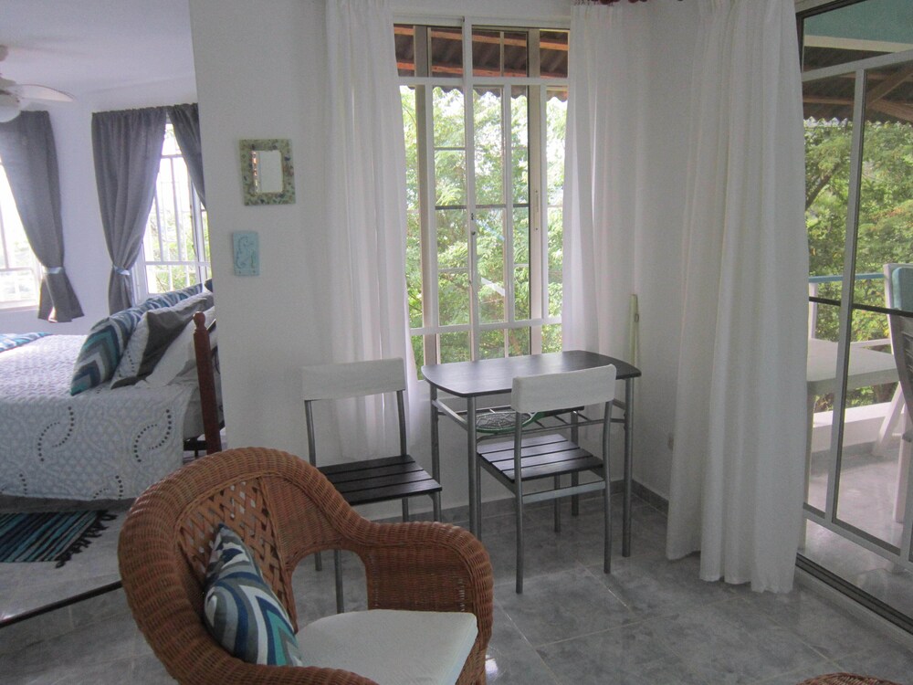 Sugar Shack a/c, balcony, beach, pool, private, optic WiFi Luperon