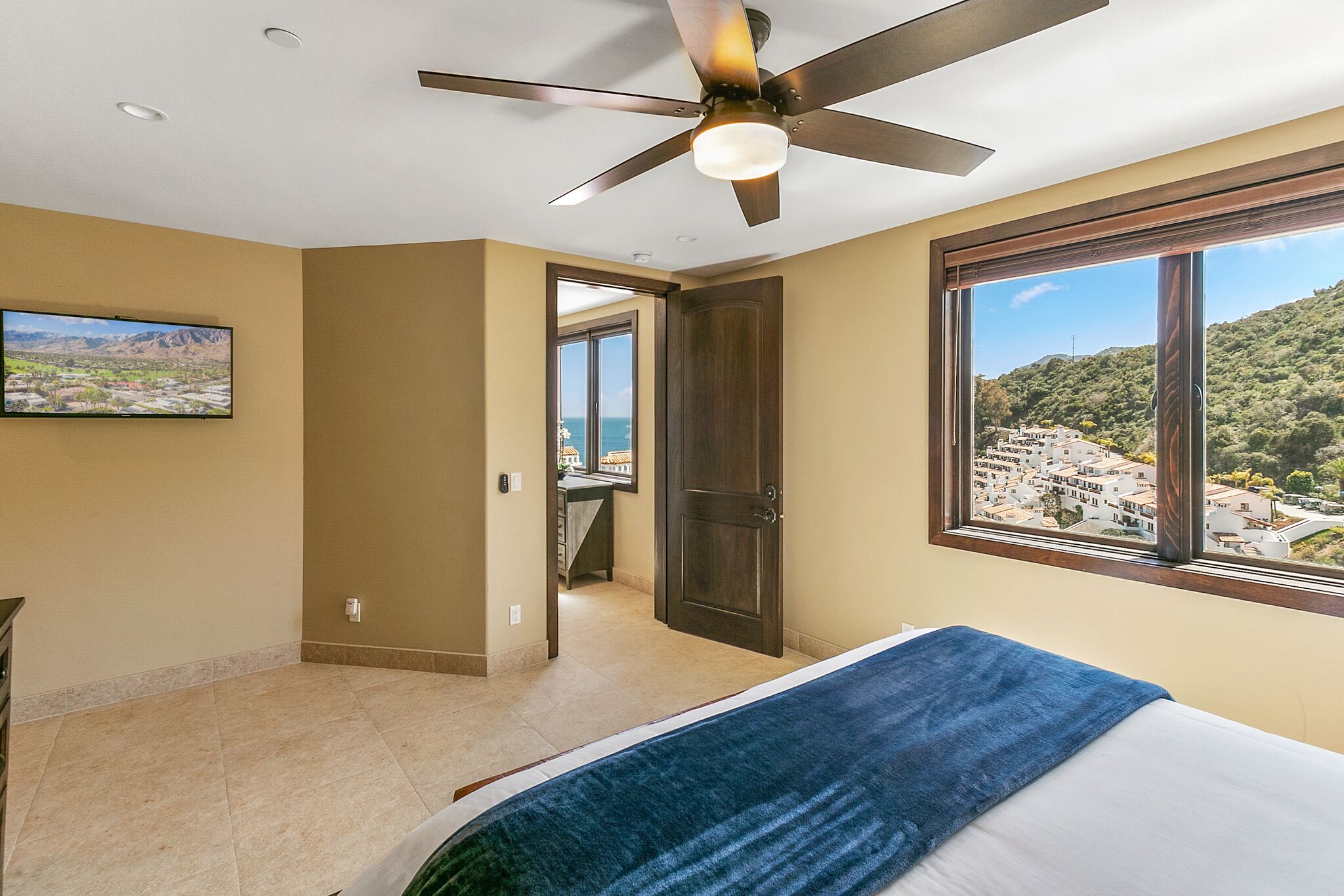 H206: CASA TORTUGA - Stunning Panoramic Ocean Views + 6 Passenger Golf Cart in Avalon, United States