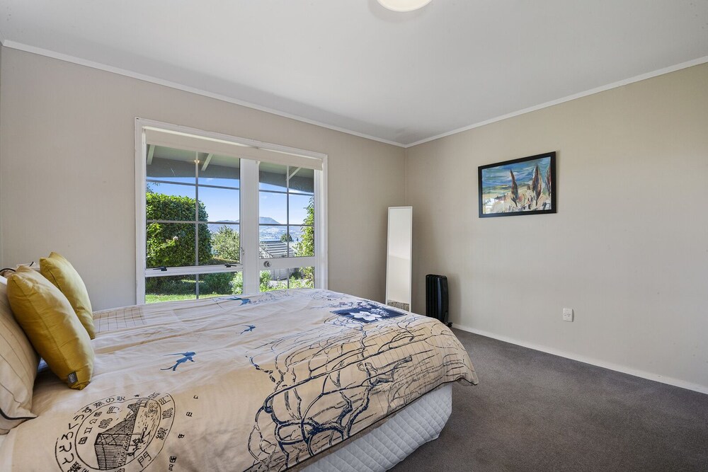 KRISSELL CASTLE ACACIA BAY HOLIDAY HOME, pet friendly in Acacia Bay