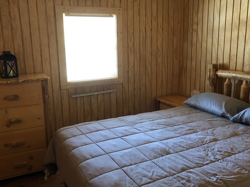 Eagles Nest Camping Bee Hunter Cabin in Linton Best Rates & Deals on
