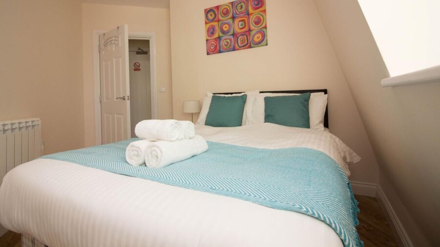 Stayzo Castle Penthouse 16- A Clean Fresh Modern Apartment With Free Wi-fi