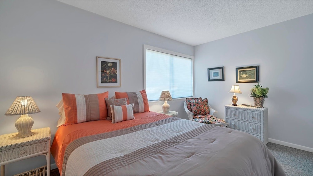 Golf front condo, walk to the Cradle, driving range, 91st hole or pro