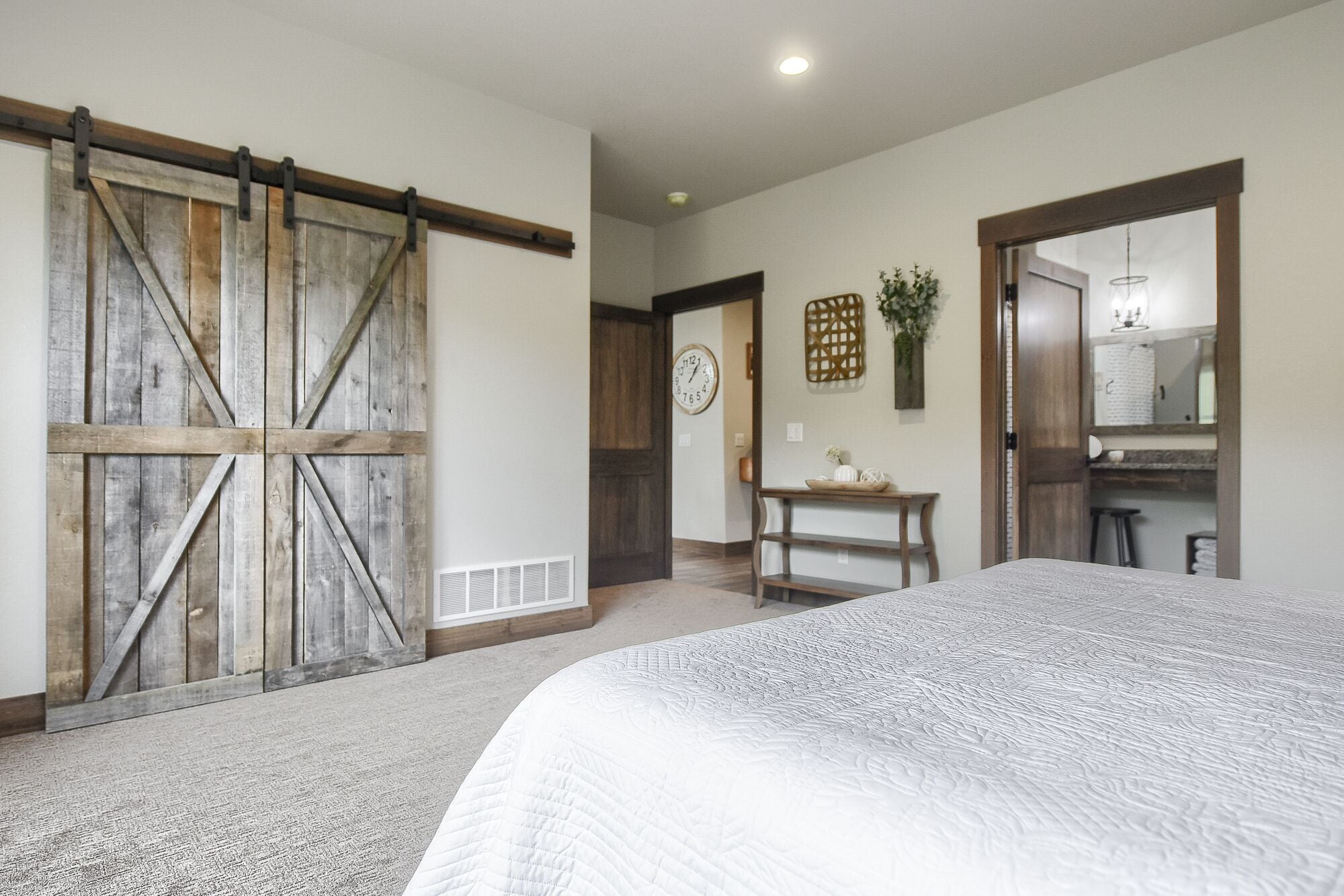 Incredible New Build w/ 3700+ Sq. Ft, Firepit, Hot Tub, Large Garage - Paved! in Deadwood, United States