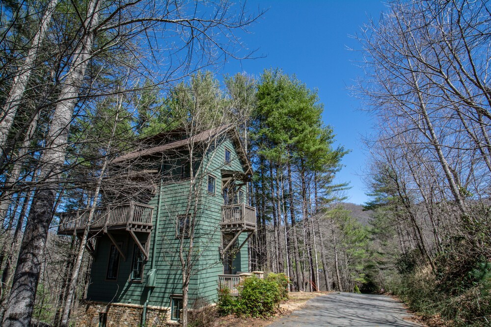 The Roost, treehouse in Cheshire Black Mountain