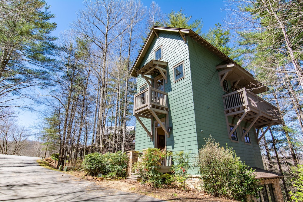 The Roost, treehouse in Cheshire Black Mountain